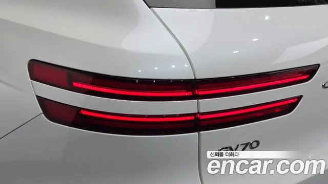 Genesis GV70 — Фото автомобиля 8