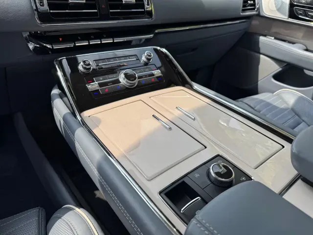 Lincoln Navigator — Фото автомобиля 12