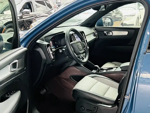 Volvo XC40 — Фото автомобиля 4