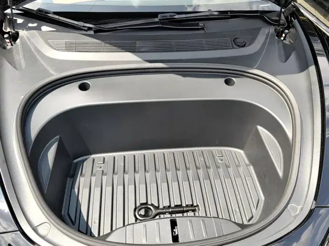 Tesla Model 3 — Фото автомобиля 10