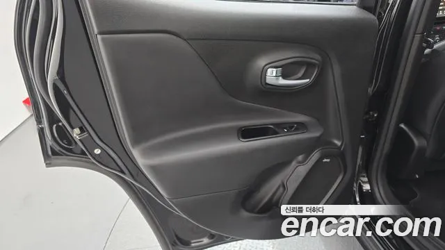 Jeep Renegade — Фото автомобиля 24