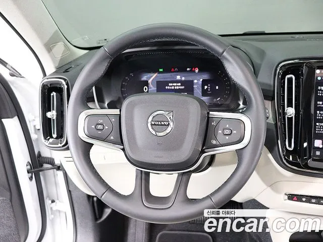 Volvo XC40 — Фото автомобиля 14