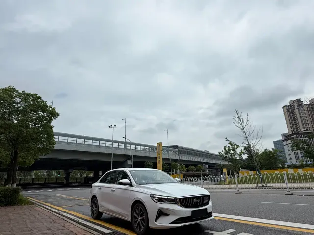 Geely Emgrand — Фото автомобиля 3