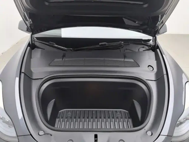 Tesla Model Y — Фото автомобиля 6