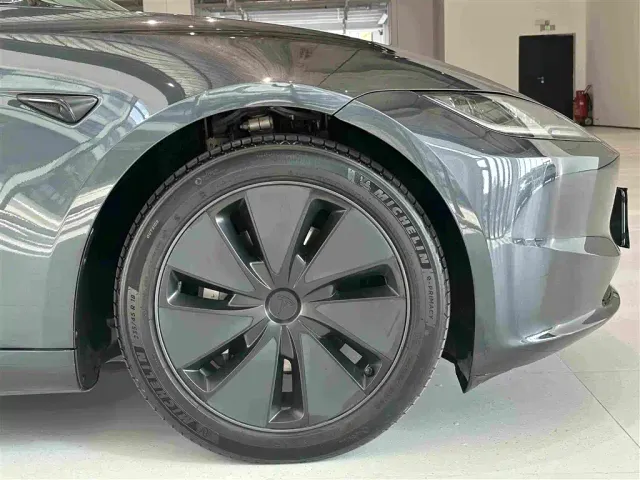 Tesla Model 3 — Фото автомобиля 28