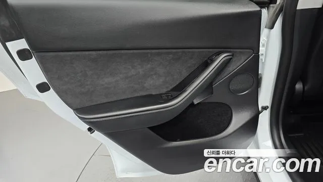 Tesla Model Y — Фото автомобиля 14