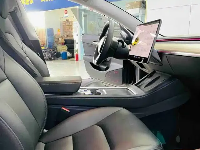 Tesla Model 3 — Фото автомобиля 12