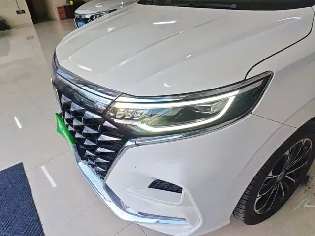 Roewe iMAX8 — Фото автомобиля 23