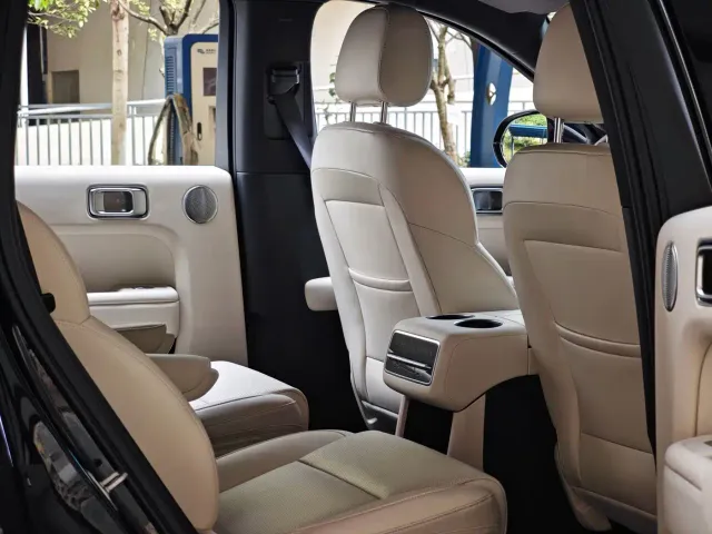 Li Auto L8 — Фото автомобиля 13