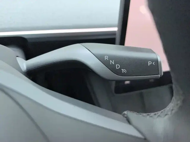 Tesla Model Y — Фото автомобиля 16