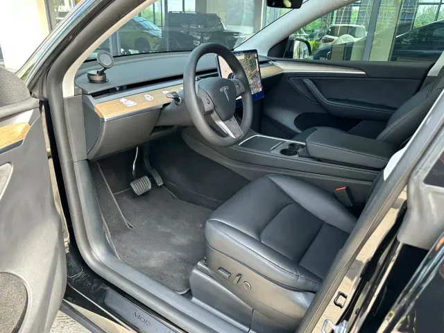 Tesla Model Y — Фото автомобиля 7
