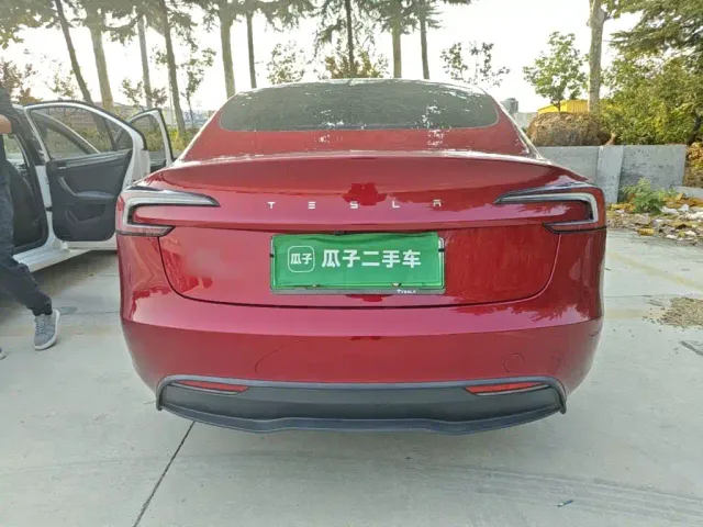 Tesla Model 3 — Фото автомобиля 5