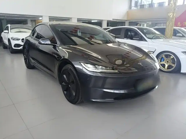 Tesla Model 3 — Фото автомобиля 3