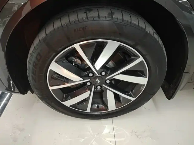 Li Auto L7 — Фото автомобиля 22