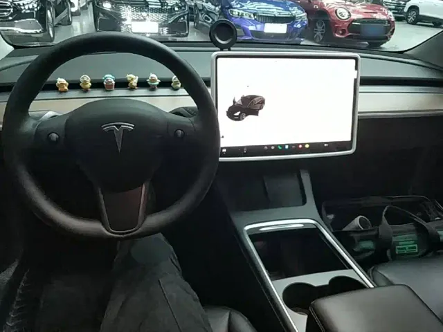 Tesla Model 3 — Фото автомобиля 9
