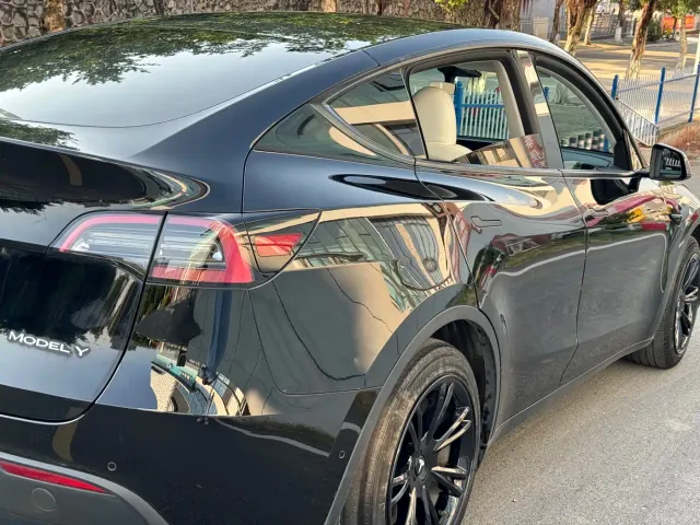 Tesla Model Y — Фото автомобиля 12