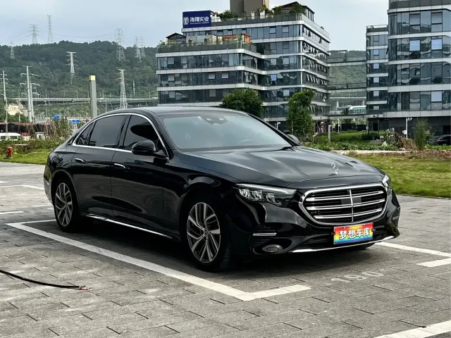 Mercedes-Benz E-Class — Фото автомобиля 3