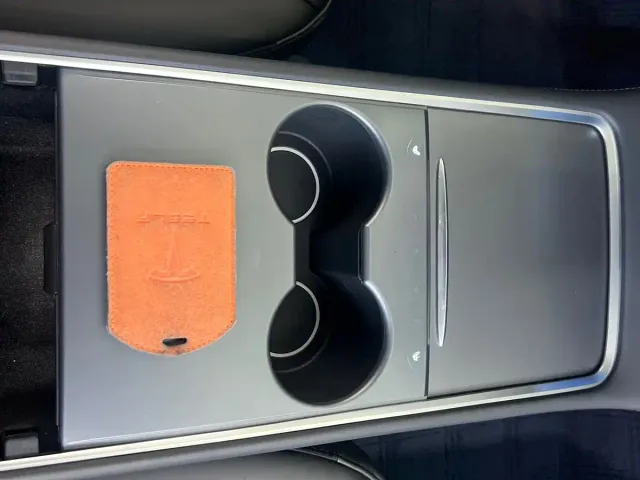 Tesla Model Y — Фото автомобиля 13