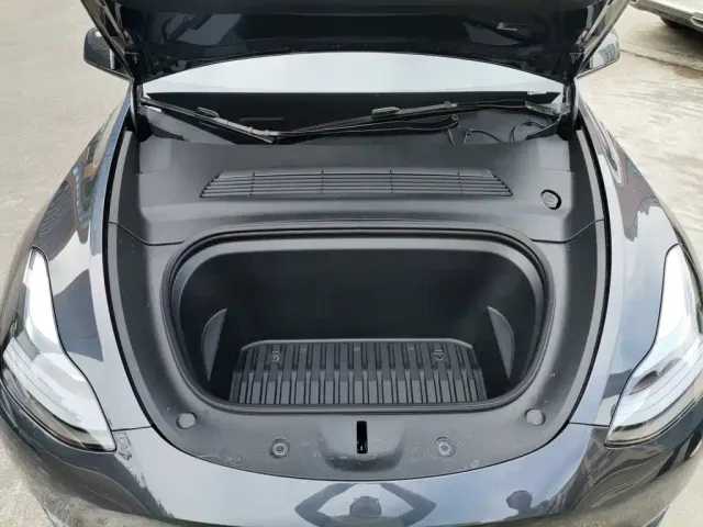 Tesla Model Y — Фото автомобиля 21