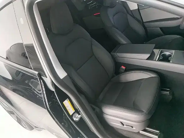 Tesla Model Y — Фото автомобиля 24