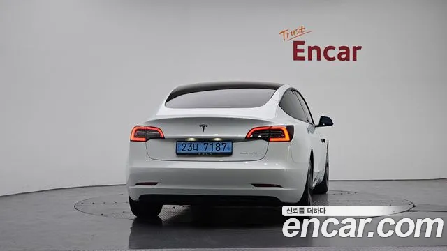Tesla Model 3 — Фото автомобиля 4