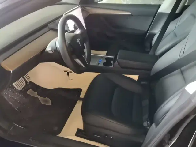 Tesla Model 3 — Фото автомобиля 14