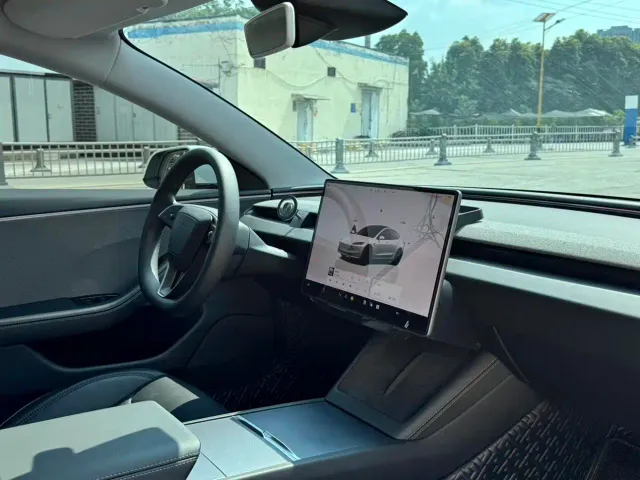Tesla Model 3 — Фото автомобиля 14