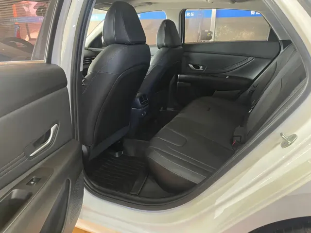 Hyundai Elantra — Фото автомобиля 5