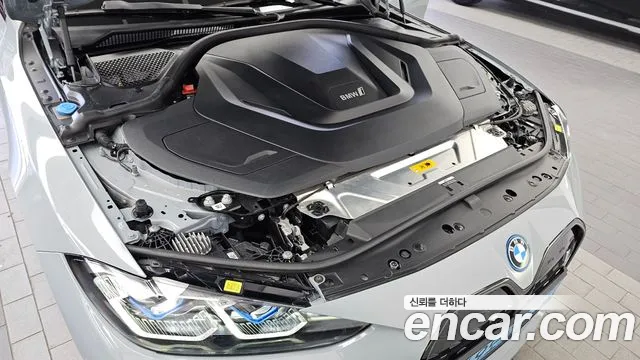 BMW i4 — Фото автомобиля 9