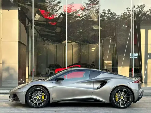 Lotus Emira — Фото автомобиля 2
