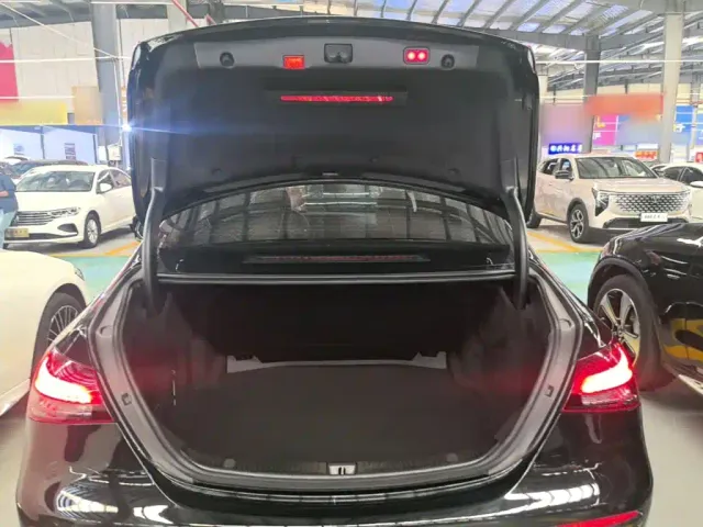 Mercedes-Benz E-Class — Фото автомобиля 18