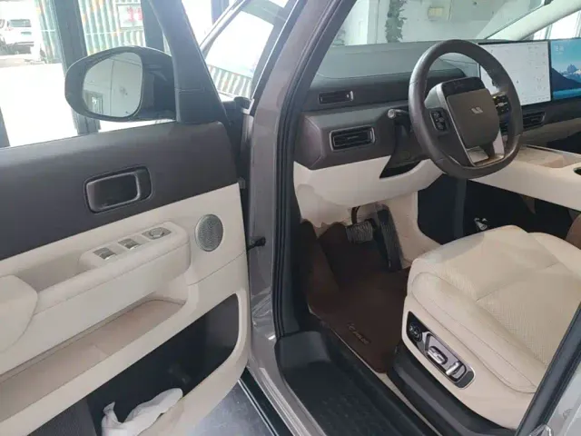 Li Auto MEGA — Фото автомобиля 15