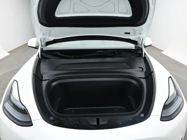 Tesla Model Y — Фото автомобиля 17