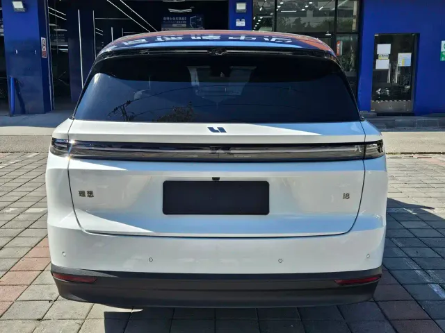 Li Auto i8 — Фото автомобиля 6