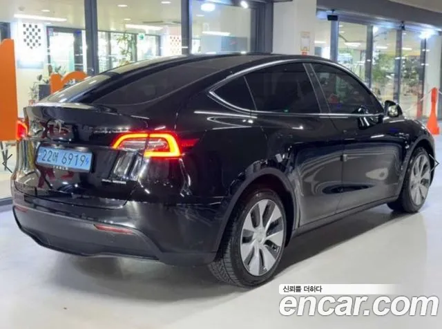 Tesla Model Y — Фото автомобиля 4