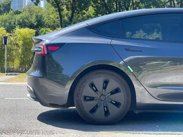 Tesla Model 3 — Фото автомобиля 22