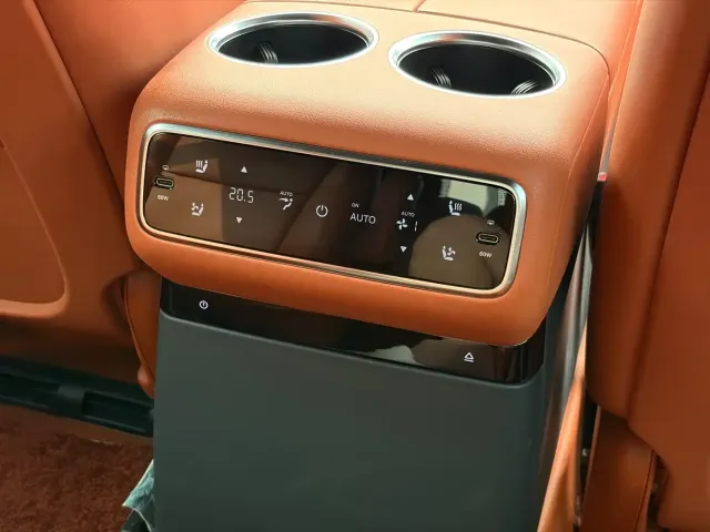 Li Auto L8 — Фото автомобиля 17