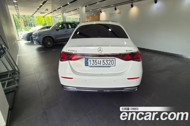 Mercedes-Benz E-Class — Фото автомобиля 4