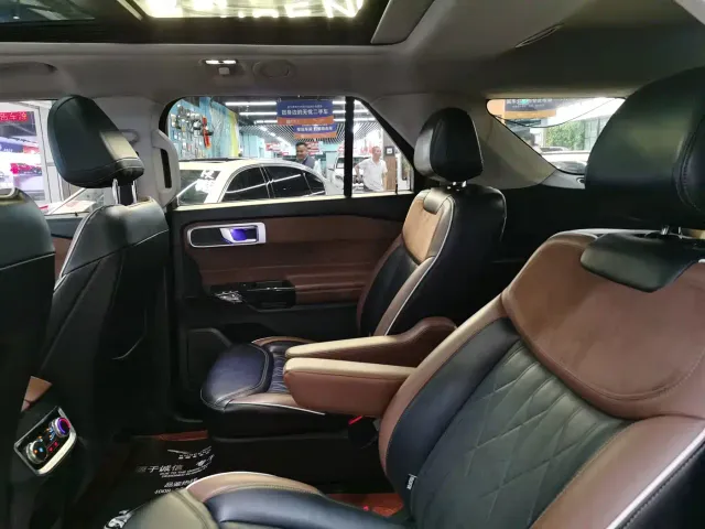 Ford Explorer — Фото автомобиля 9