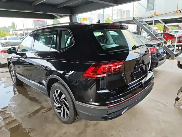 Volkswagen Tiguan L — Фото автомобиля 9