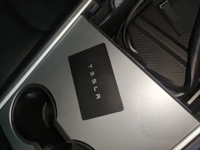 Tesla Model Y — Фото автомобиля 8