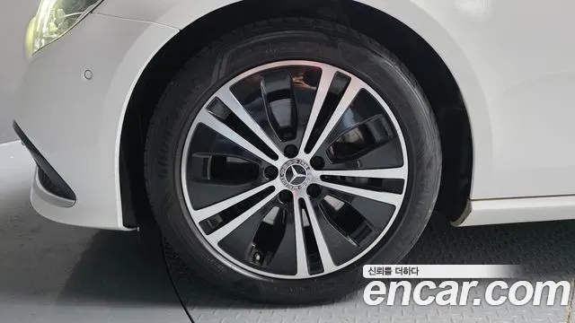 Mercedes-Benz E-Class — Фото автомобиля 5