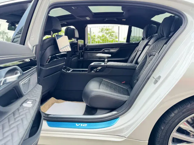 BMW 7 Series — Фото автомобиля 12