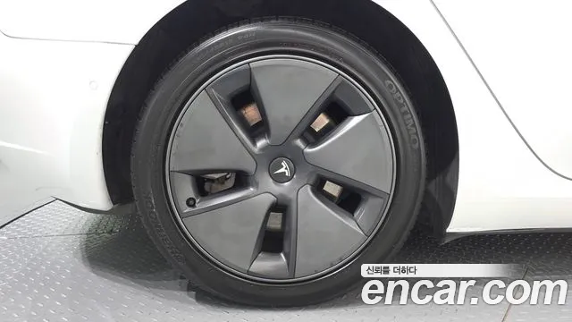 Tesla Model 3 — Фото автомобиля 5