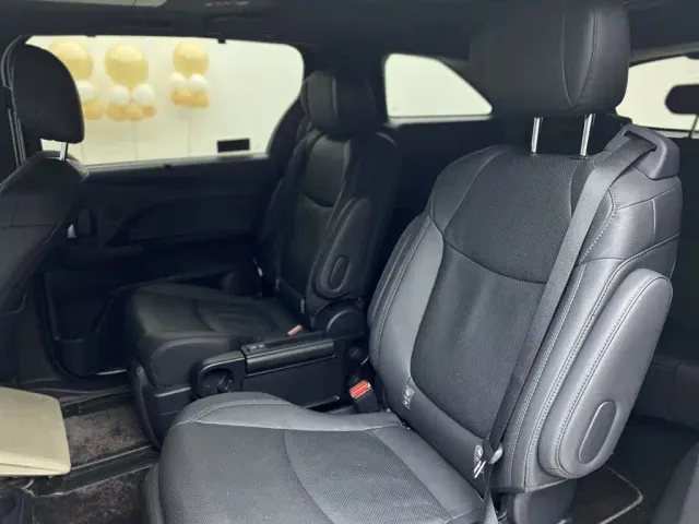 Toyota Sienna — Фото автомобиля 11