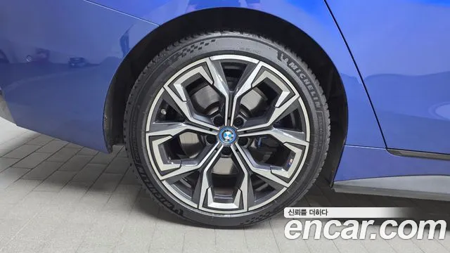 BMW i4 — Фото автомобиля 3