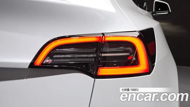 Tesla Model Y — Фото автомобиля 23