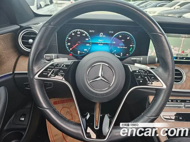 Mercedes-Benz E-Class — Фото автомобиля 12
