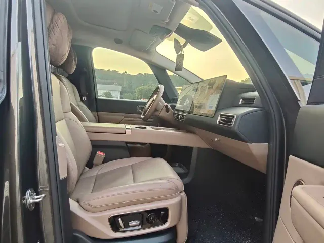 Li Auto MEGA — Фото автомобиля 14