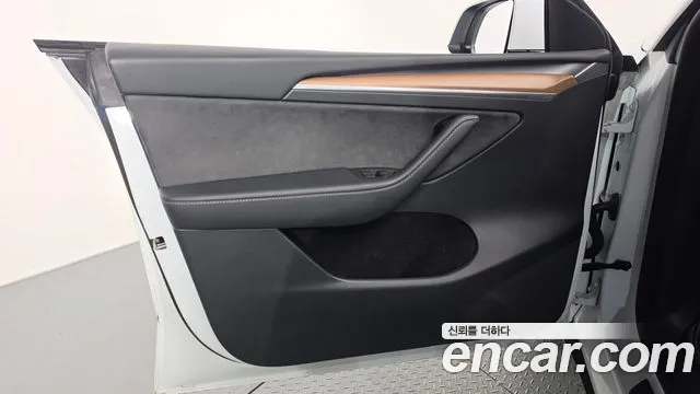 Tesla Model Y — Фото автомобиля 24